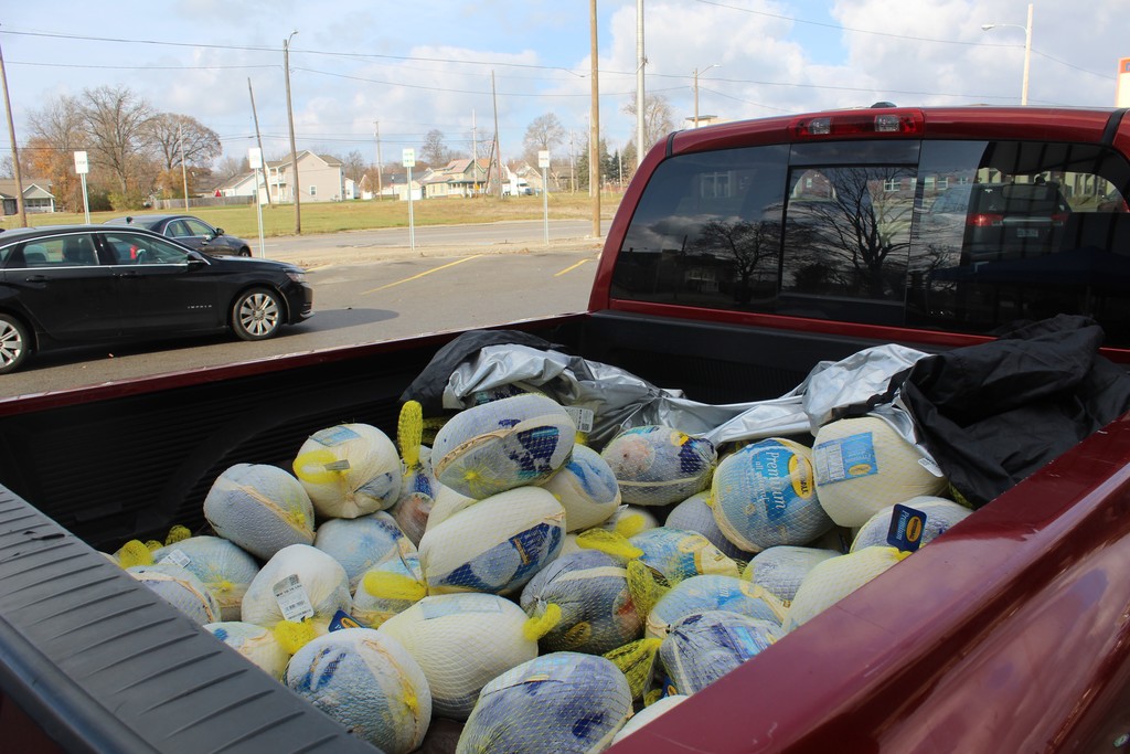 Doyle-Ryder Community Education Center partnered with New Jerusalem Full Gospel Baptist Church – COFY Center to bless 100 families with turkeys this Thanksgiving season. Community School Director David Bush and the Flint Thrive team helped distribute turkeys to Doyle-Ryder families and members of the community.