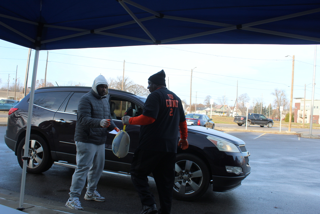 Doyle-Ryder Community Education Center partnered with New Jerusalem Full Gospel Baptist Church – COFY Center to bless 100 families with turkeys this Thanksgiving season. Community School Director David Bush and the Flint Thrive team helped distribute turkeys to Doyle-Ryder families and members of the community. 