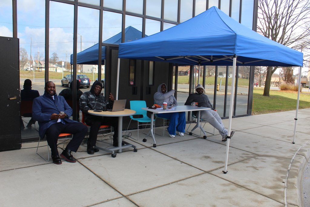 Doyle-Ryder Community Education Center partnered with New Jerusalem Full Gospel Baptist Church – COFY Center to bless 100 families with turkeys this Thanksgiving season. Community School Director David Bush and the Flint Thrive team helped distribute turkeys to Doyle-Ryder families and members of the community. 