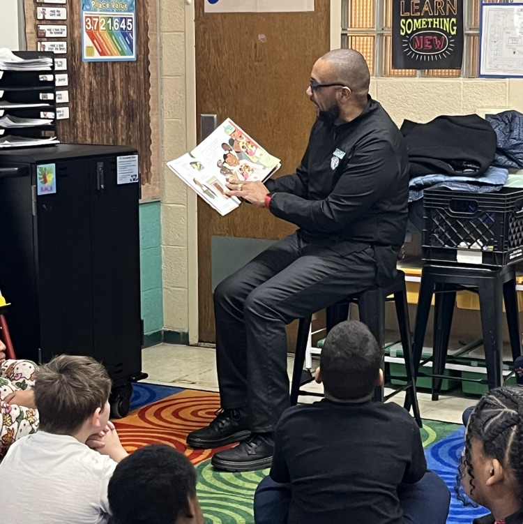 Superintendent Jones had a wonderful time this morning visiting Freeman Elementary to celebrate March is Reading Month! He spent time reading with scholars, asking thoughtful questions, and engaging in great conversations with students.