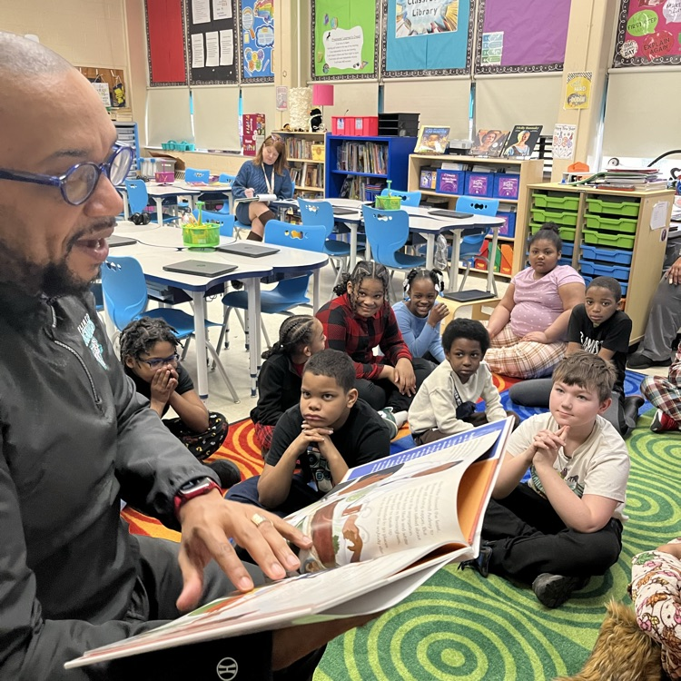 Superintendent Jones had a wonderful time this morning visiting Freeman Elementary to celebrate March is Reading Month! He spent time reading with scholars, asking thoughtful questions, and engaging in great conversations with students.