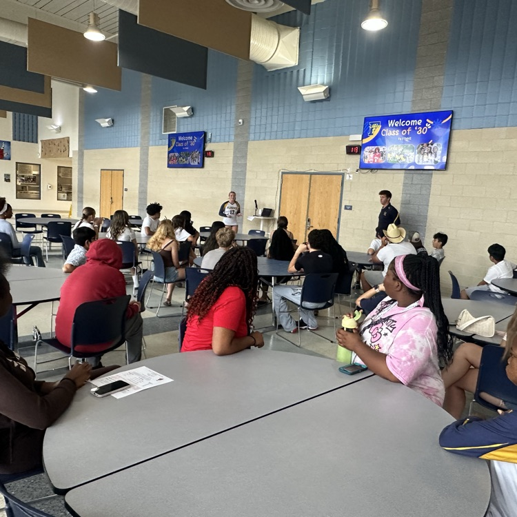 Picture of students in the Cafeteria at freshman orientation
