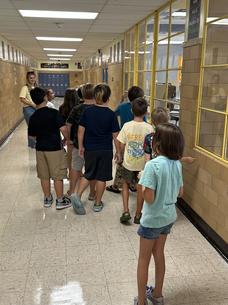 pic of 4th graders walking halls