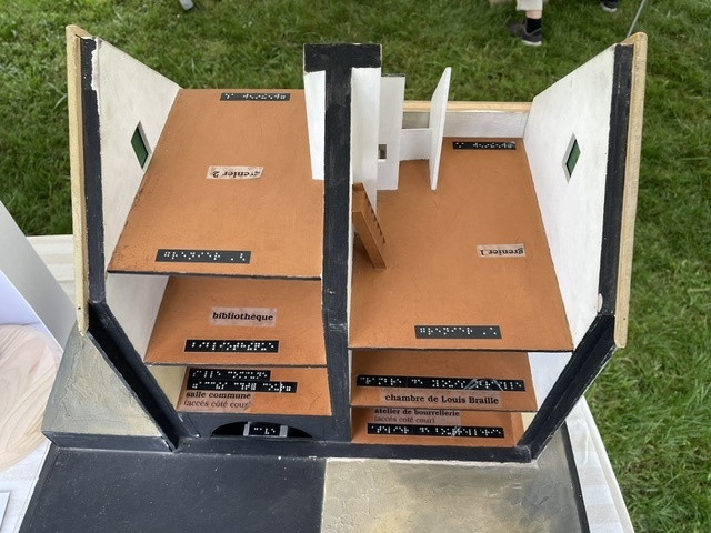 Demonstrations with tactile on each of the shelves. 