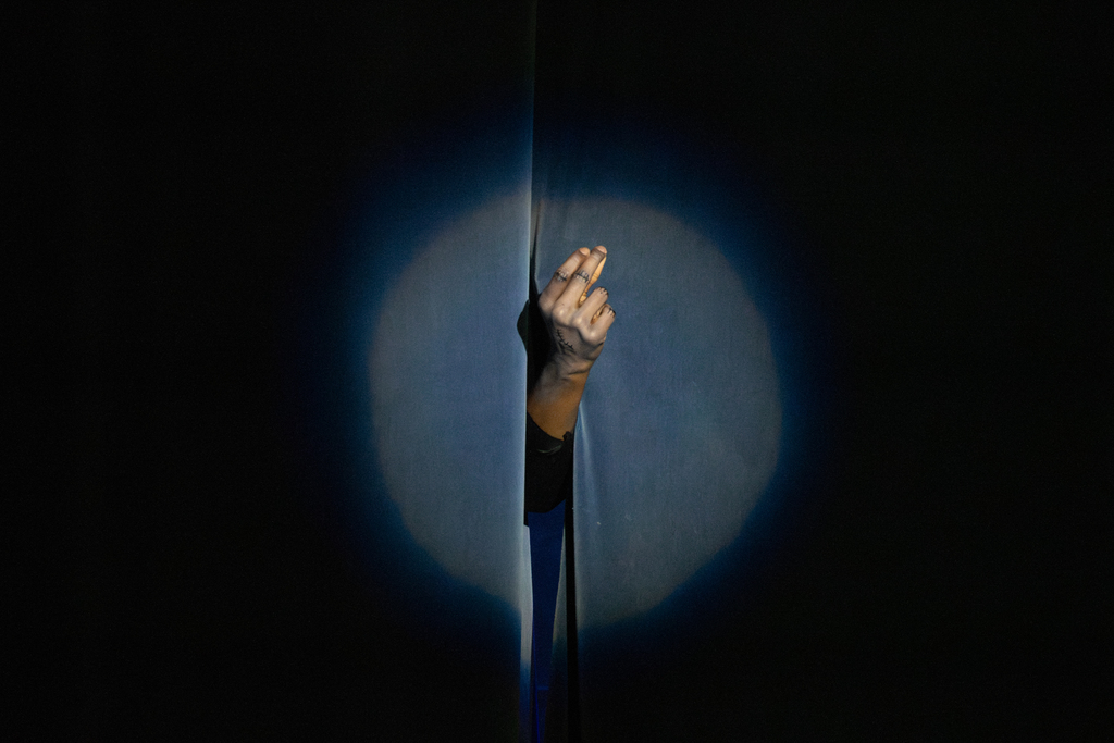 Hands snapping on stage in Kirk.