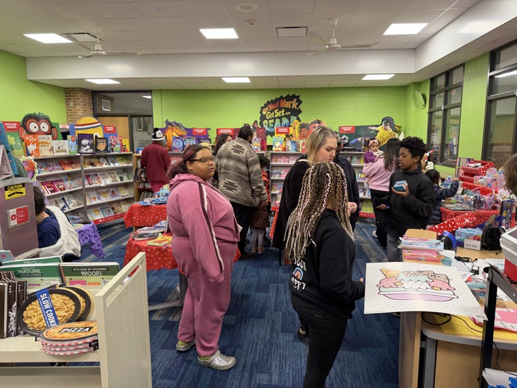 kids shopping the book fair 