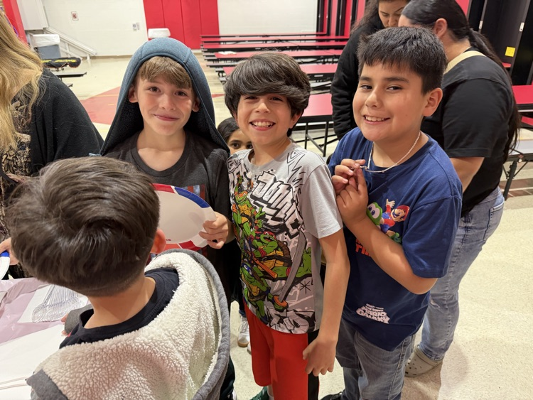 kids in line 