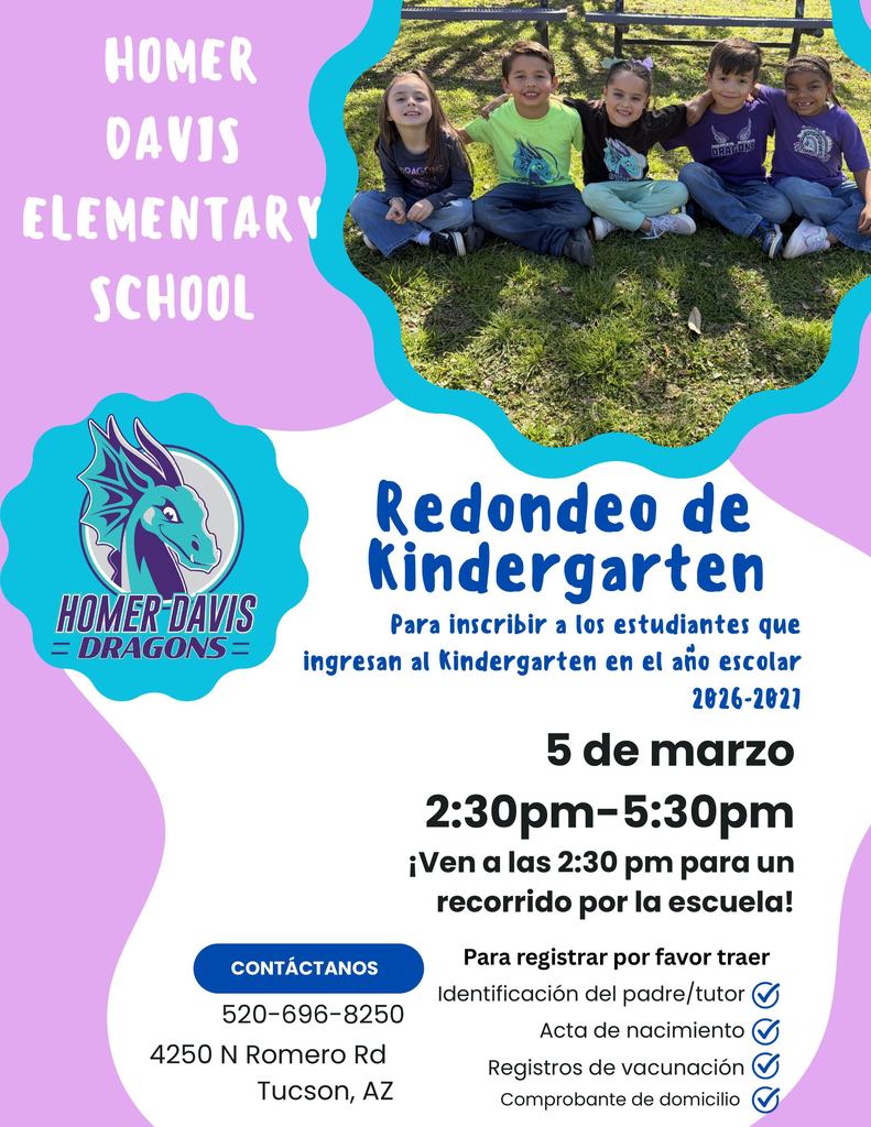 Volante colorido del Redondeo de Kindergarten de la Primaria Homer Davis con niños sonriendo al aire libre