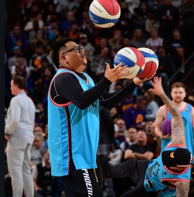 Jerrickson Hosteen juggling basketballs