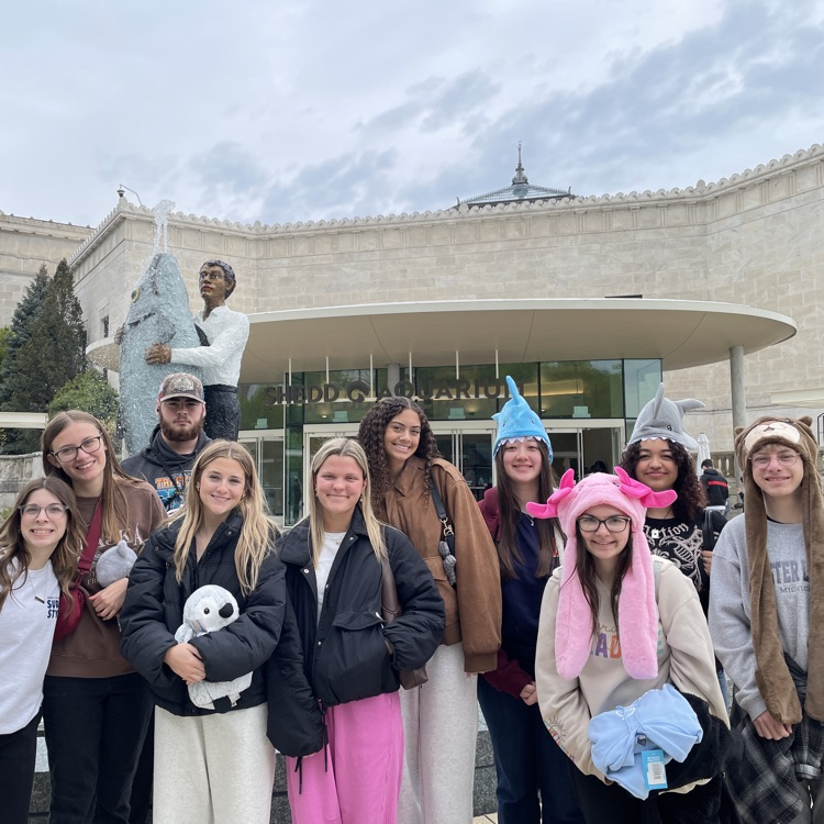 Seniors outside the Shedd Aquarium 