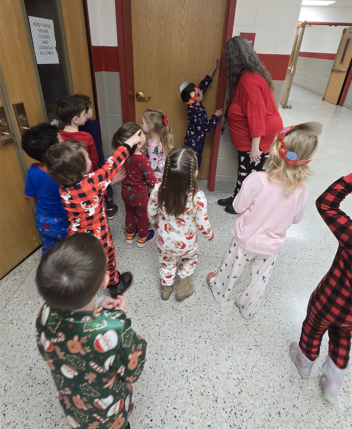 pre-k gingerbread hunt