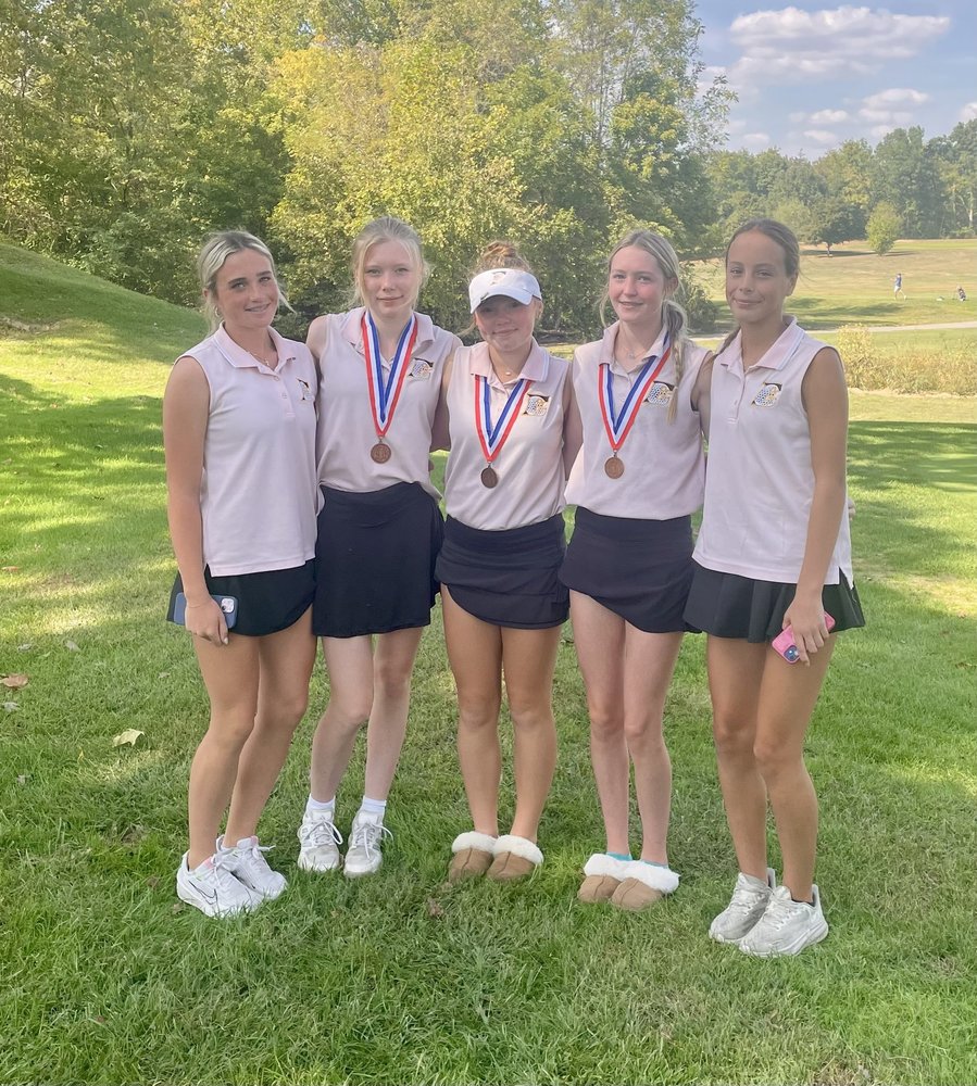 The Lion golf team posing at GACs.