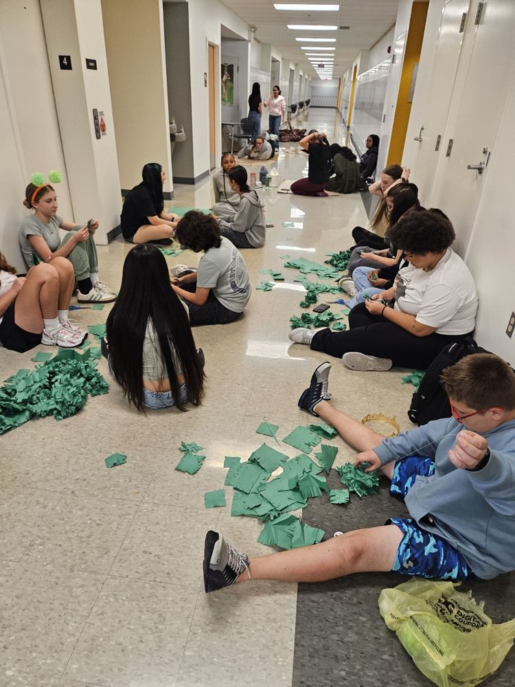 Student council students decorating for homecoming