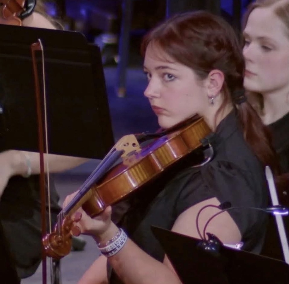 Lia Vorst playing viola