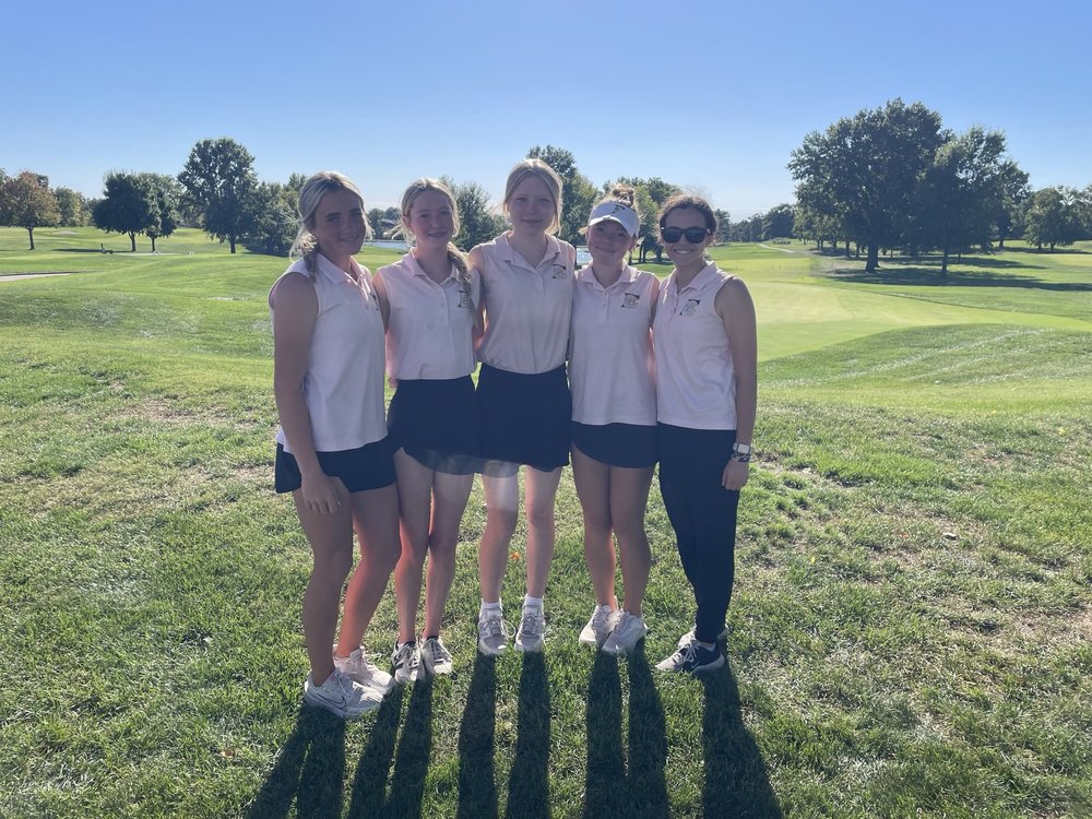 Lions golf team posing for a photo at districts