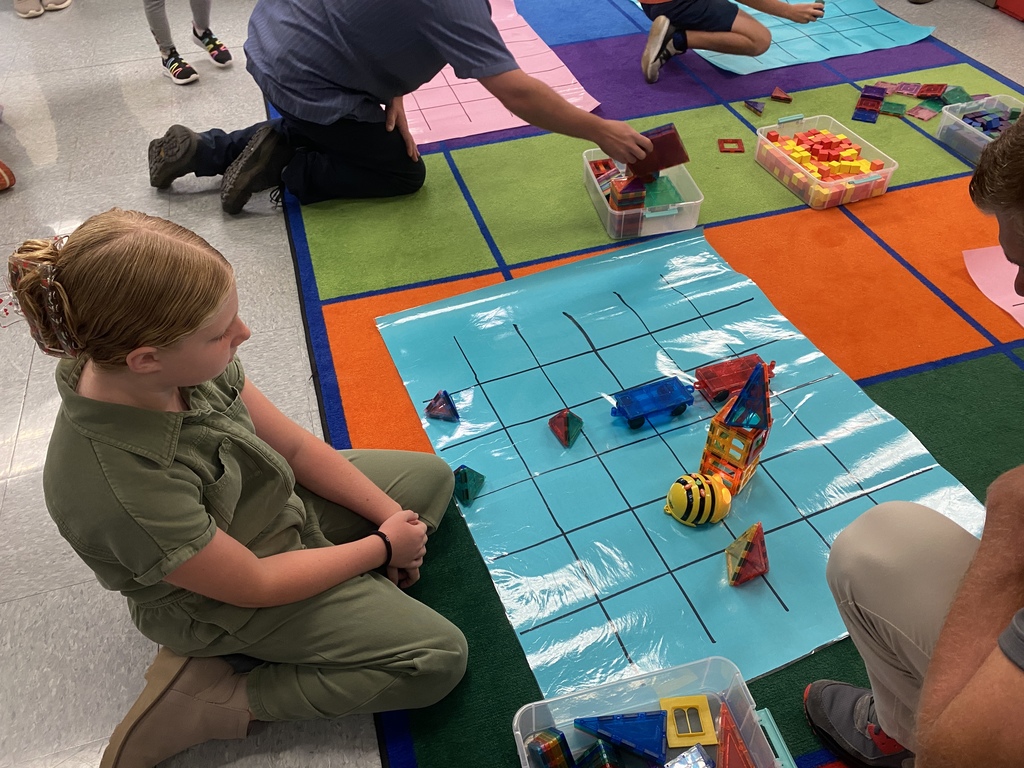 Student creating a course and coding bee bot to the obstacle