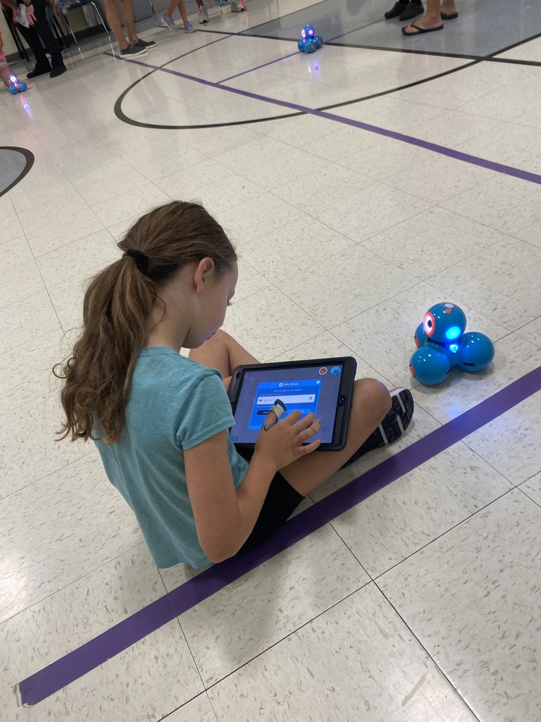 A student coding dash robot