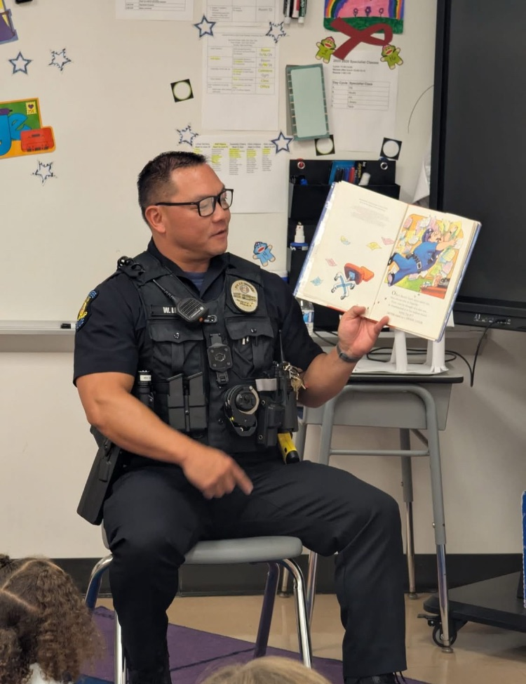 Officer Luu Reading at Mid Rivers Literacy Night