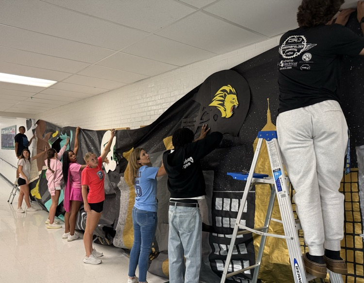 seniors decorating