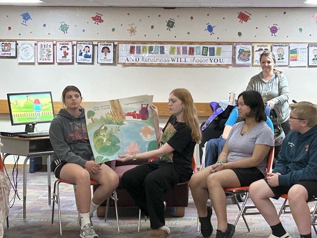 SMS StuCo students spent the afternoon sharing stories and smiles with Boonslick students! Building leaders, one page at a time.