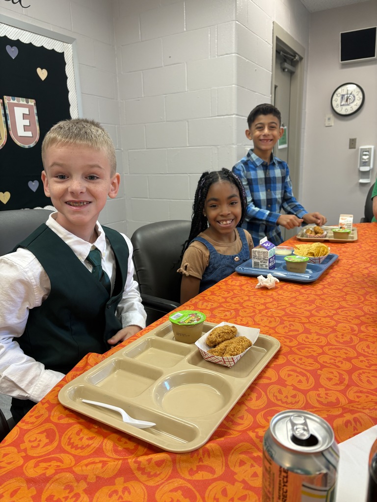 4th grade students enjoying their lunch bunch 