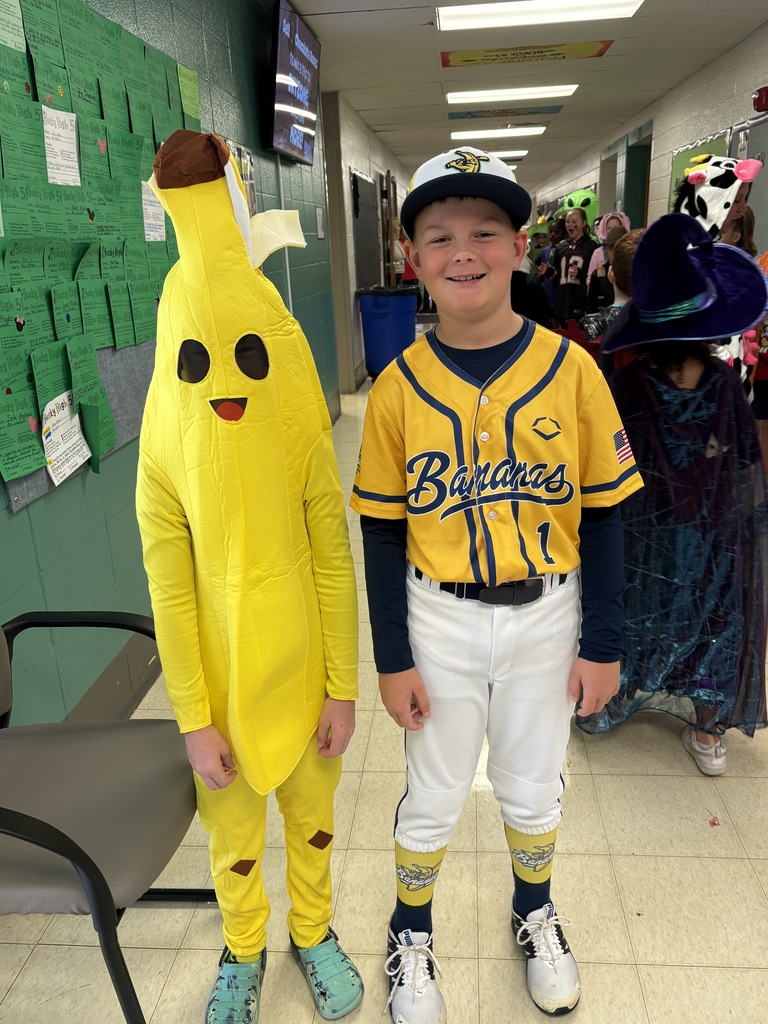 Students dressed up as a banana and a Savanah Banana player at the parade 