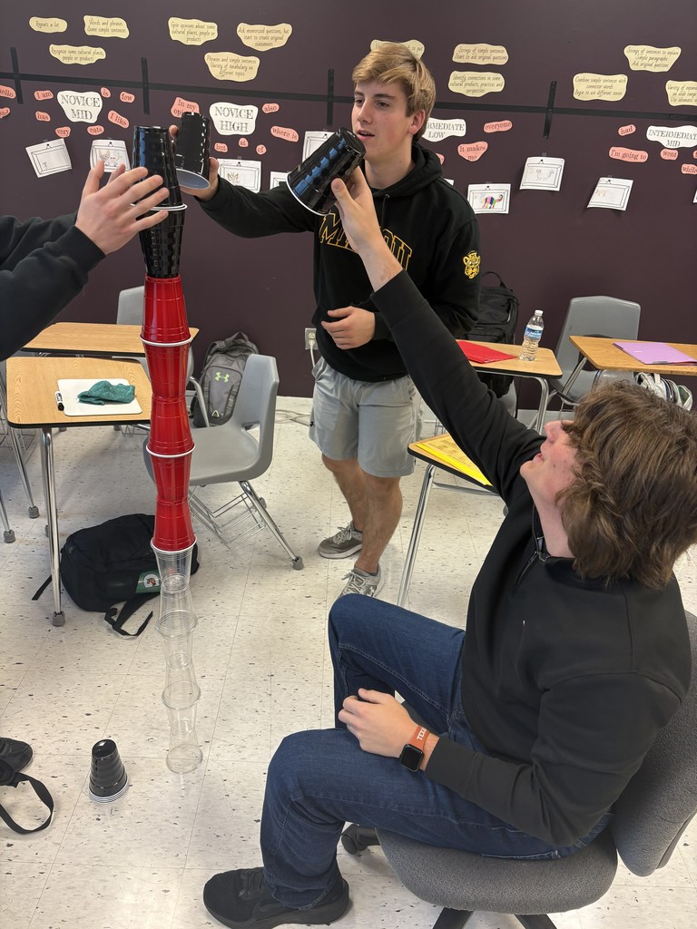 Today, Ms. Hanneke’s classes played ‘El torre de vasos’ in Spanish class. Translated to the tower of cups, students had to answer review questions to earn cups and then had three minutes to build the tallest cup tower that didn’t fall.