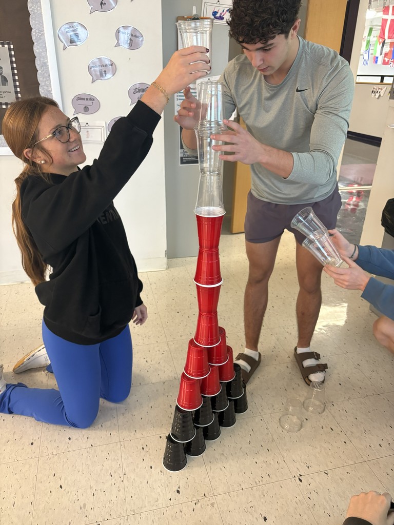 Today, Ms. Hanneke’s classes played ‘El torre de vasos’ in Spanish class. Translated to the tower of cups, students had to answer review questions to earn cups and then had three minutes to build the tallest cup tower that didn’t fall.