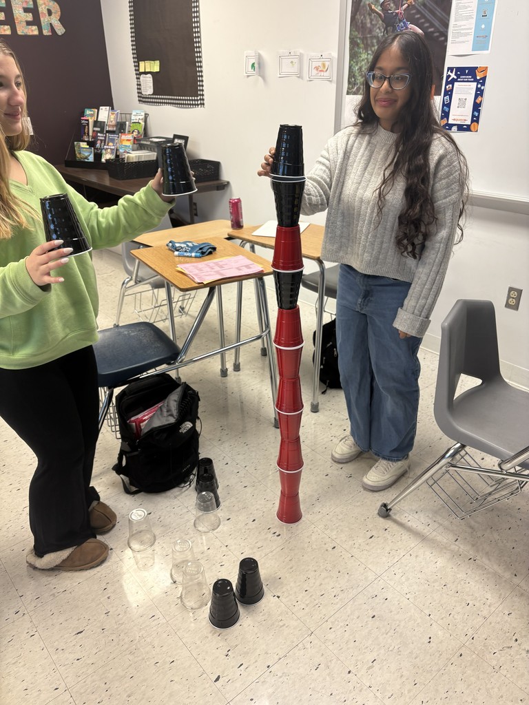 Today, Ms. Hanneke’s classes played ‘El torre de vasos’ in Spanish class. Translated to the tower of cups, students had to answer review questions to earn cups and then had three minutes to build the tallest cup tower that didn’t fall.