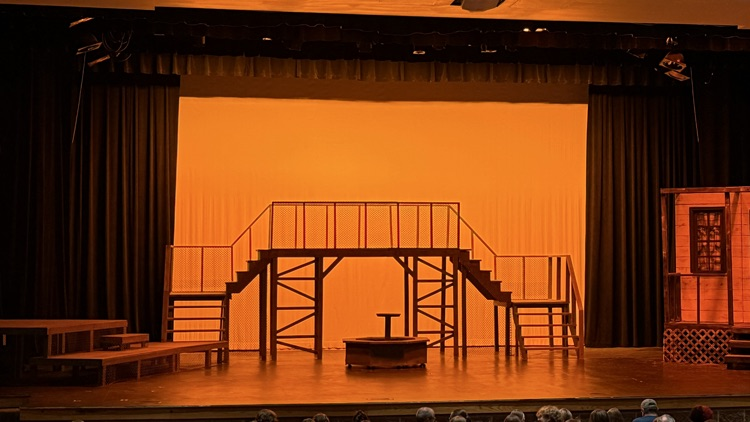 preshow lighting and set