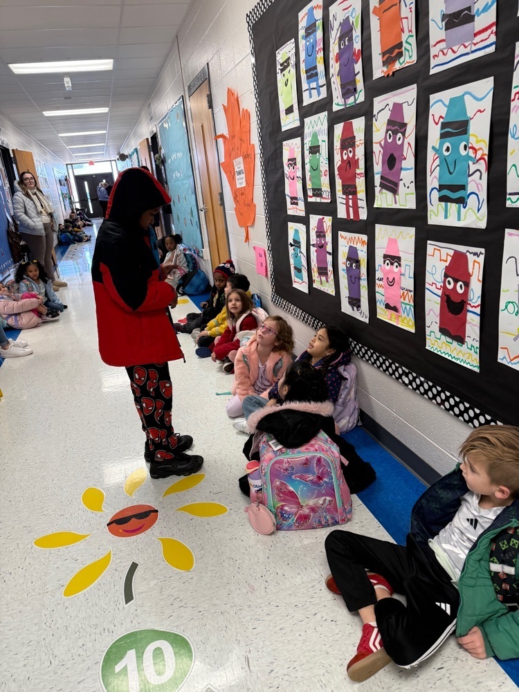 student leaders help kindergartners