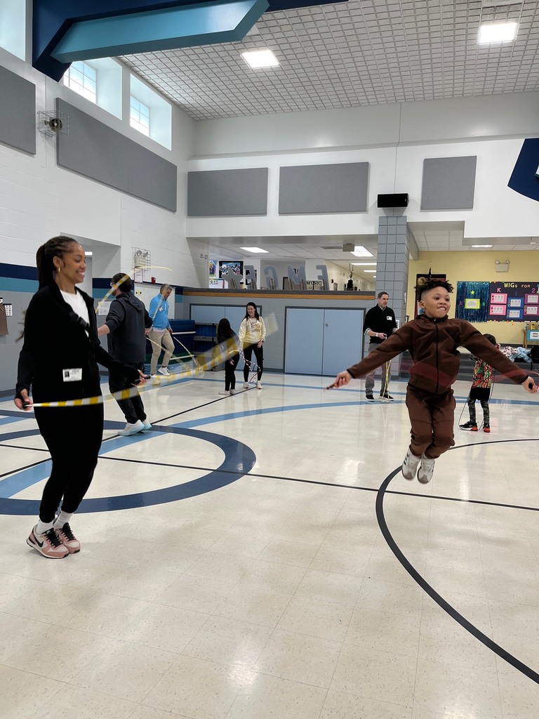 2nd graders and parents jump rope in PE