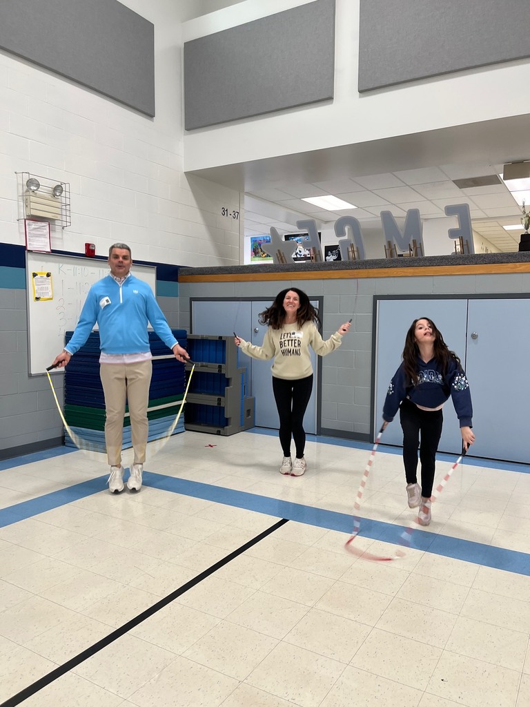 2nd graders and parents jump rope in PE