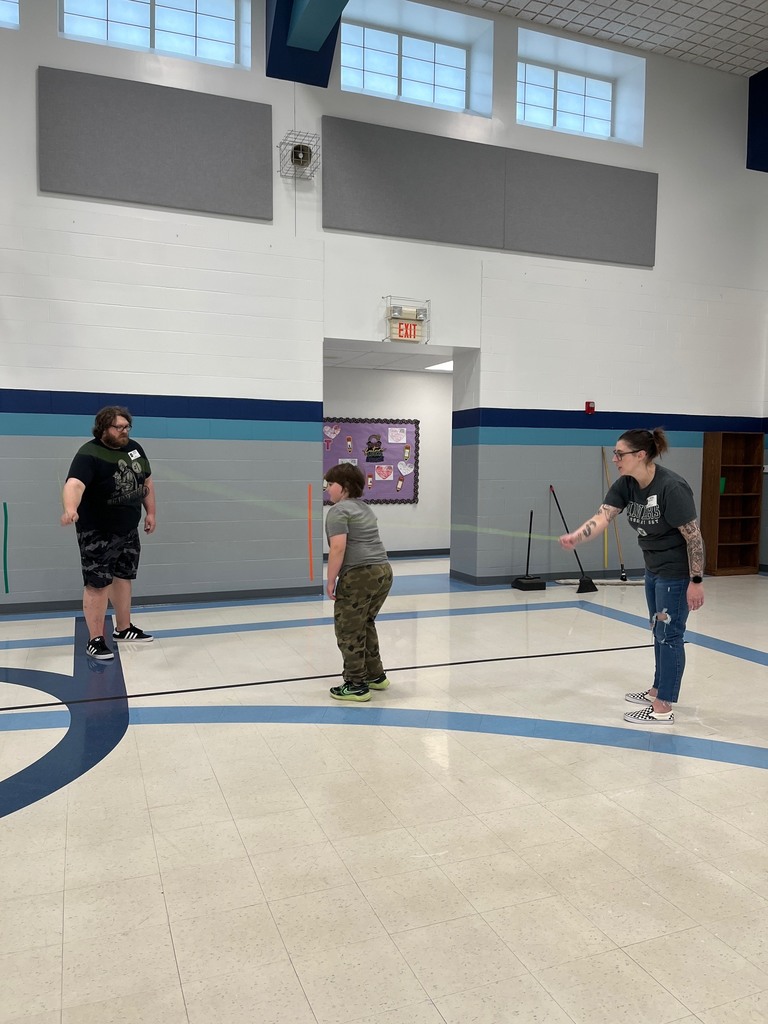 2nd graders and parents jump rope in PE