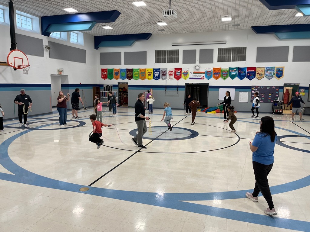 2nd graders and parents jump rope in PE