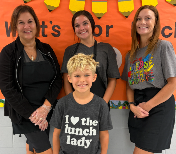 Student with lunch ladies and "I Love the lunch lady" t-shirt