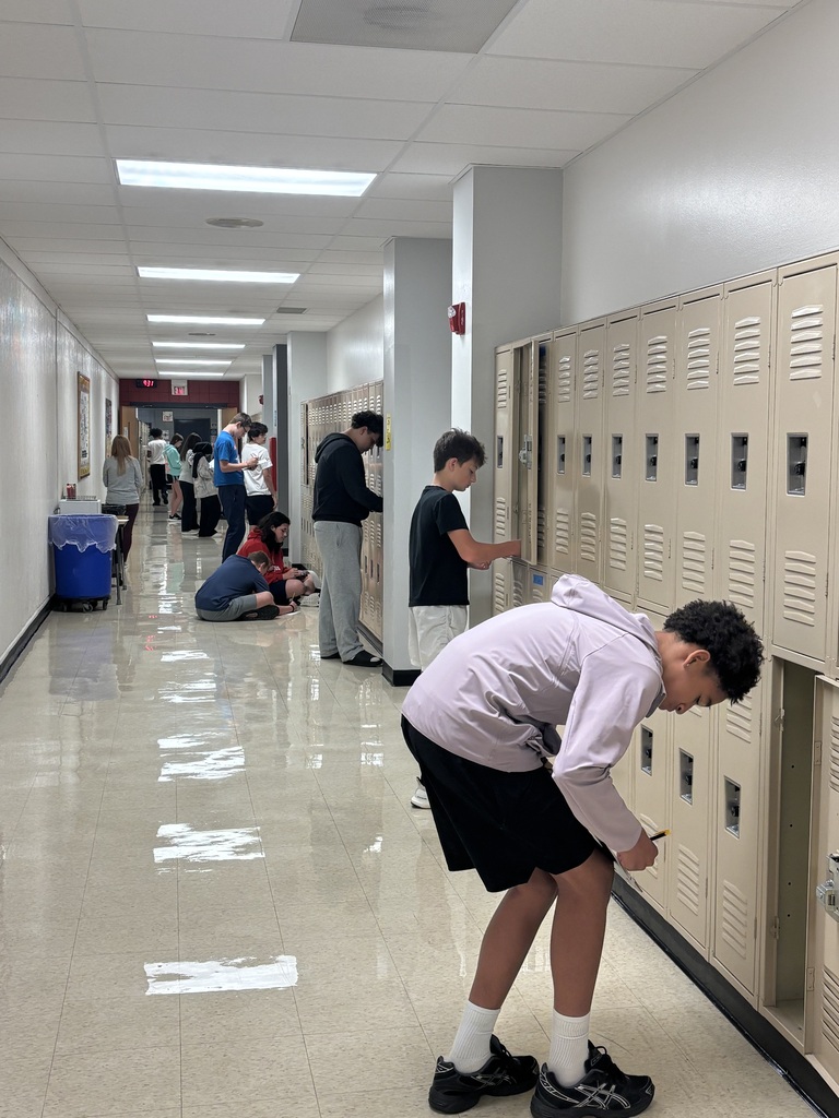 History came to life today in Mrs. Kruse’s 8th Grade Social Studies class! Students took part in a Colonial Gallery Walk, exploring the 13 colonies and learning about their founders, locations, economies, and unique stories.📚✨