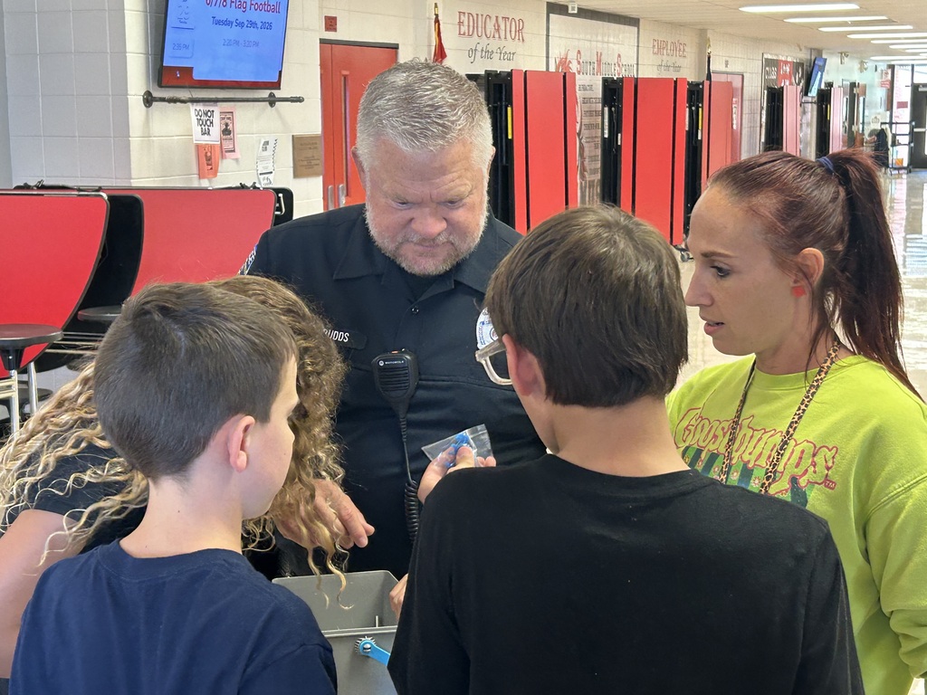 We love seeing our students making connections with the people who support our school community! 💙