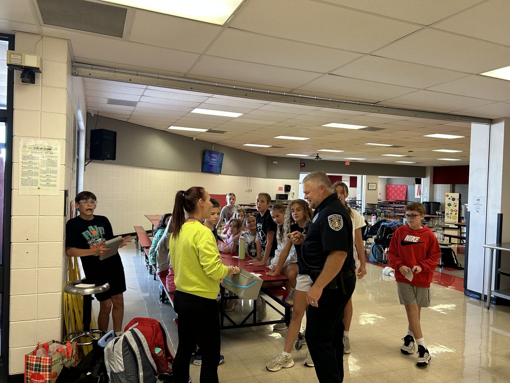 Officer Budds getting the lowdown on what Mrs. Young’s Running Club is up to today! 🏃‍♀️🏃‍♂️