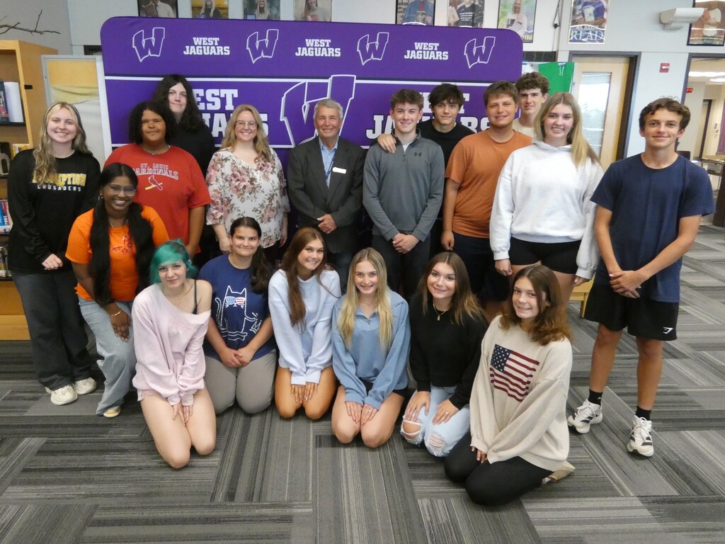 Mayor and teacher pose with class