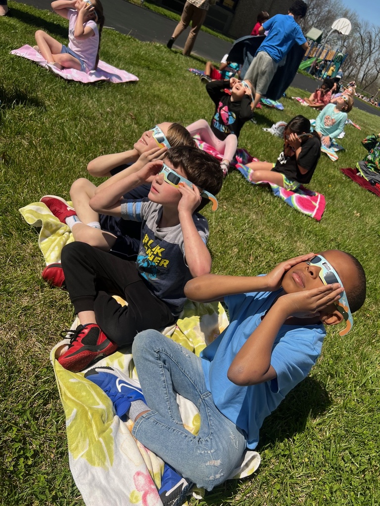 Second graders watching the eclipse