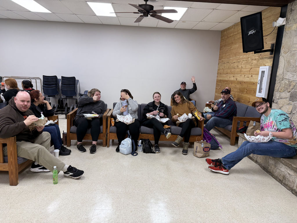 6th grade campers eating lunch