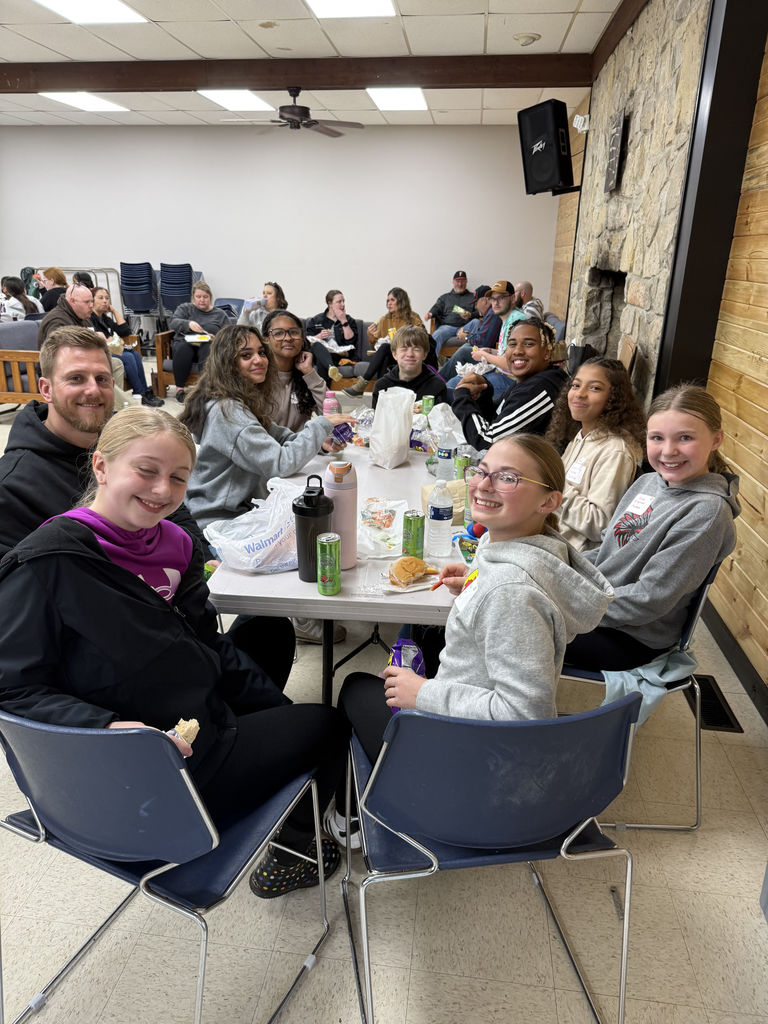 6th grade campers eating lunch