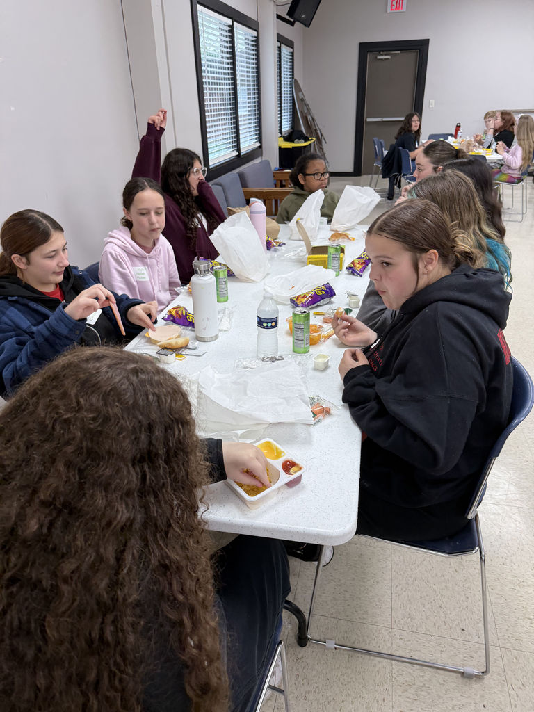 6th grade campers eating lunch
