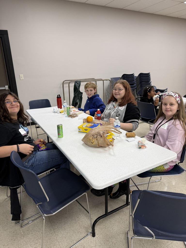 6th grade campers eating lunch