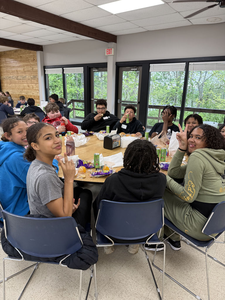 6th grade campers eating lunch