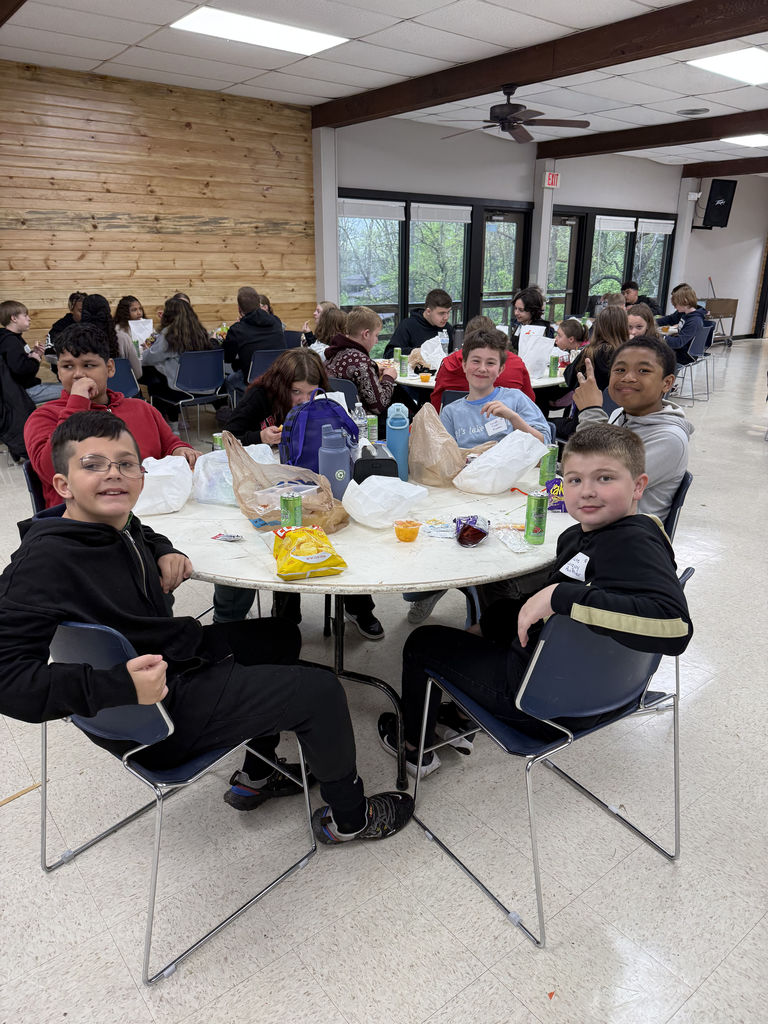 6th grade campers eating lunch