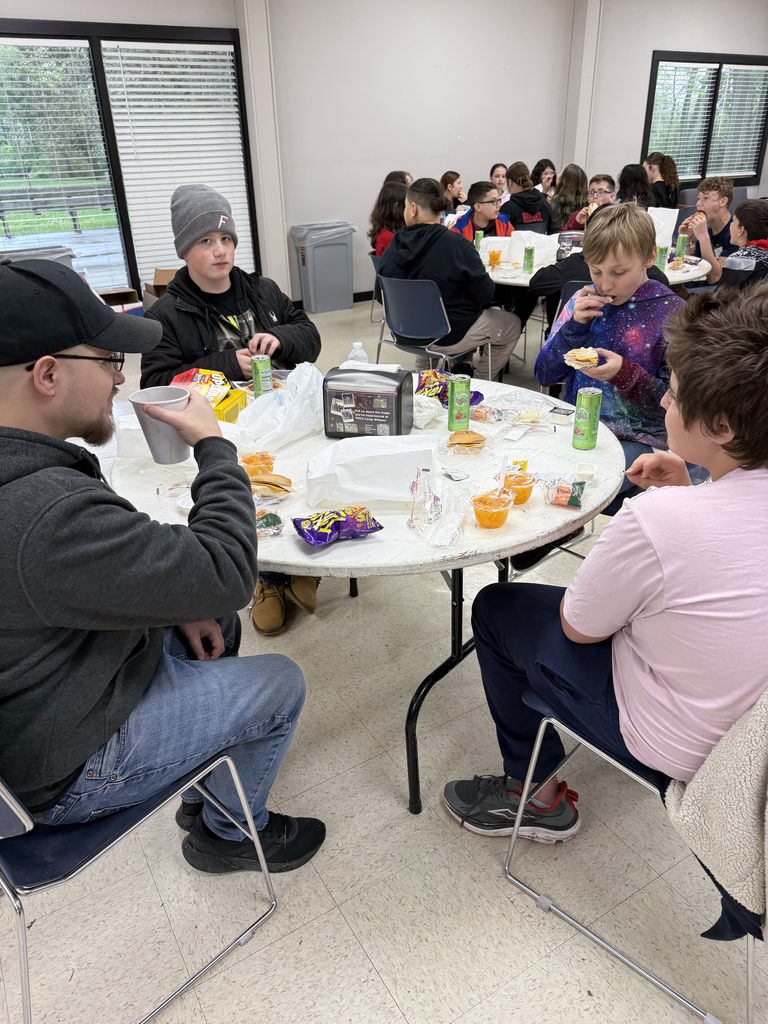 6th grade campers eating lunch
