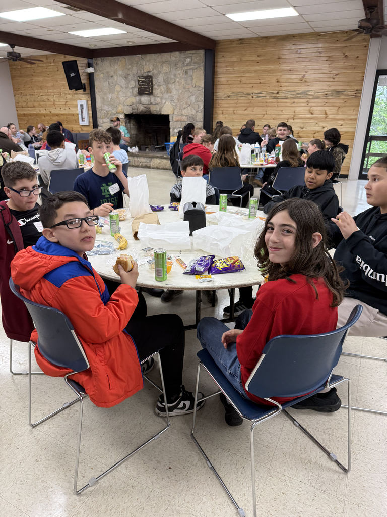 6th grade campers eating lunch