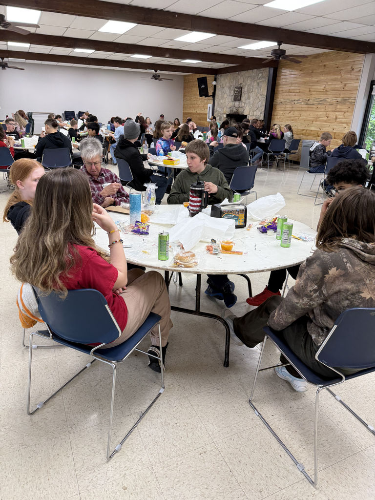 6th grade campers eating lunch